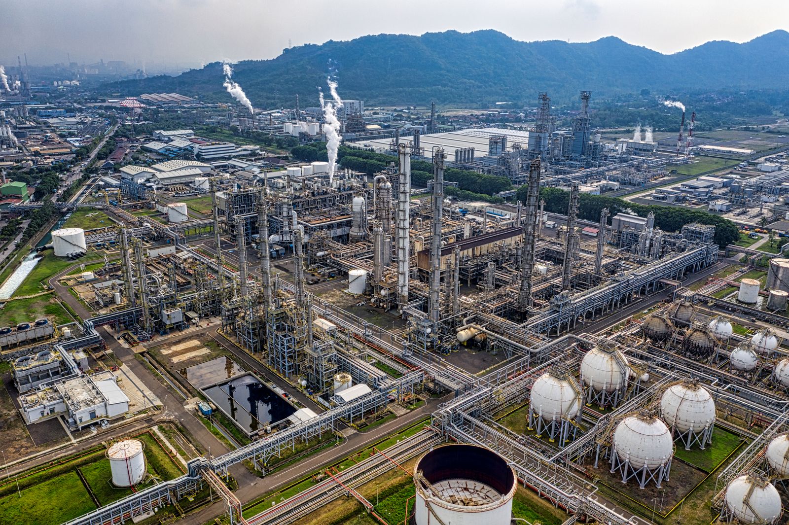 Complejo petroquímico / refinería al atardecer