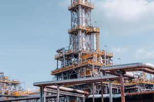 Vista de un complejo de refino con tuberías industriales