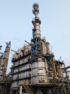 Torre e instalaciones de procesamiento de gas natural en una planta industrial