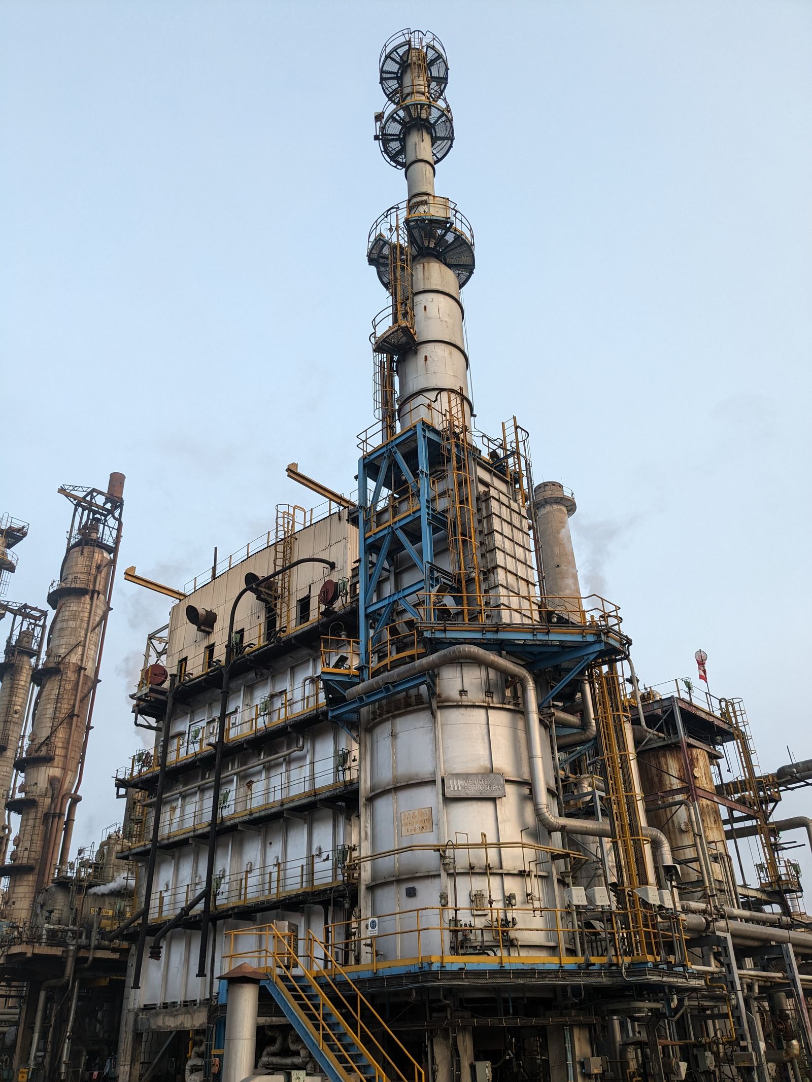 Torre e instalaciones de procesamiento de gas natural en una planta industrial